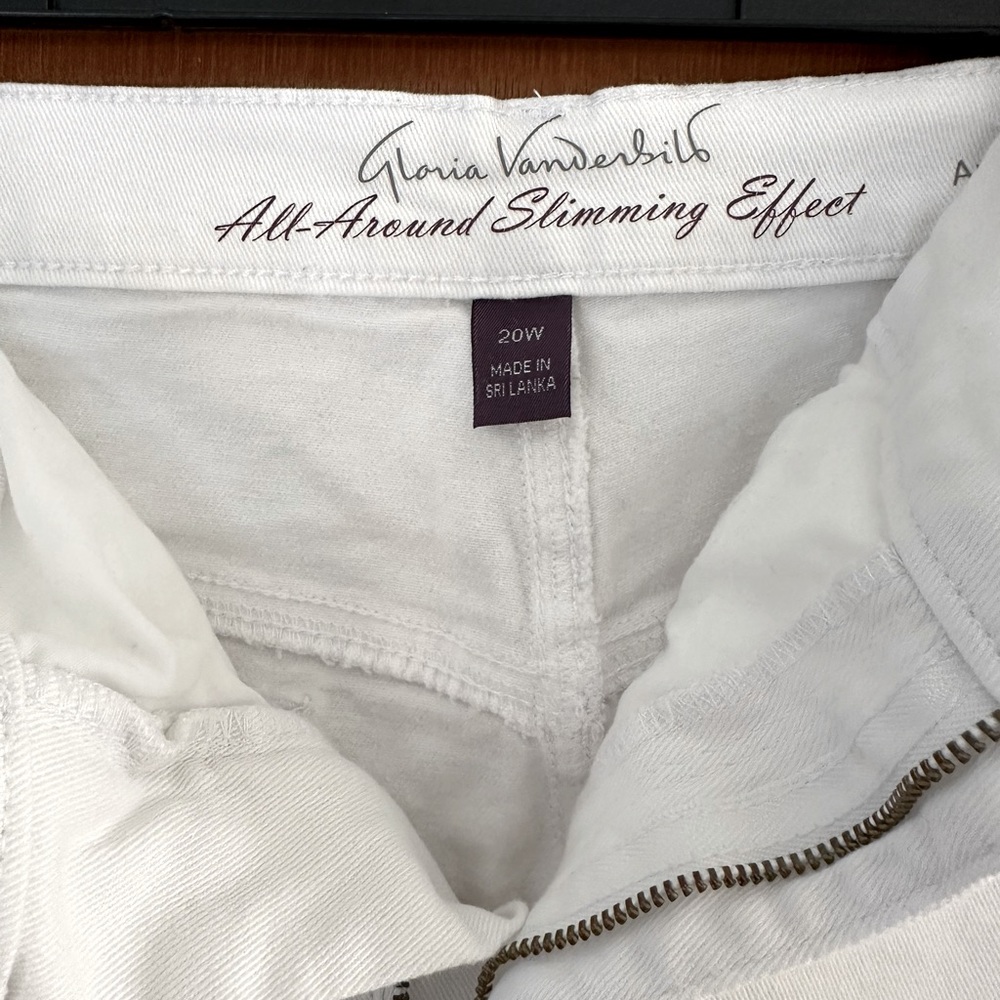 Gloria Vanderbilt “Amanda” white Jean shorts, size 20W. - Picture 2 of 6